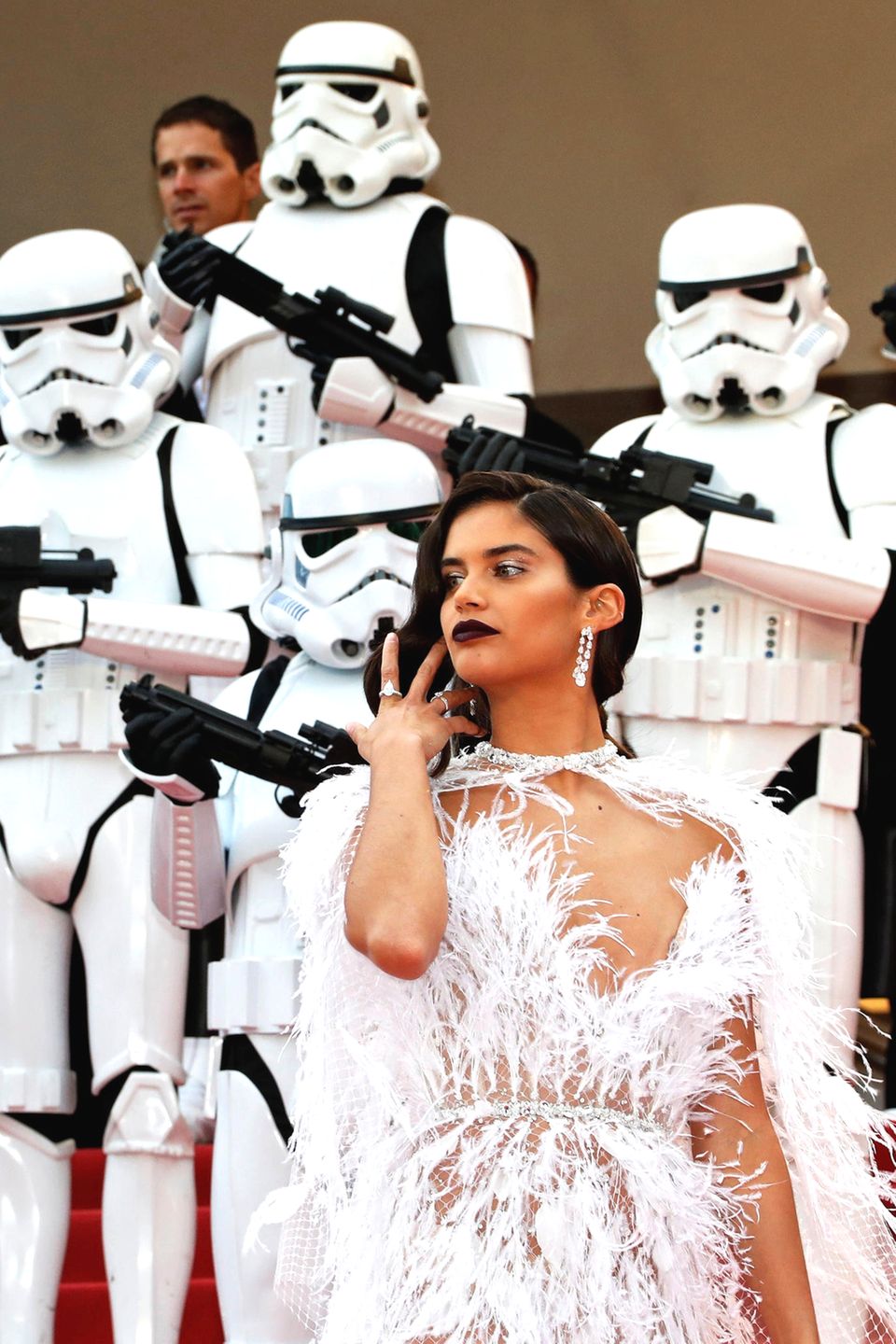 Das portugiesische Model Sara Sampaio vor Wache haltenden Sturmtruppen: Das gibt es wohl nur beim Filmfestspielen von Cannes. Das portugiesische Model Sara Sampaio vor Wache haltenden Sturmtruppen: Das gibt es wohl nur beim Filmfestspielen von Cannes.