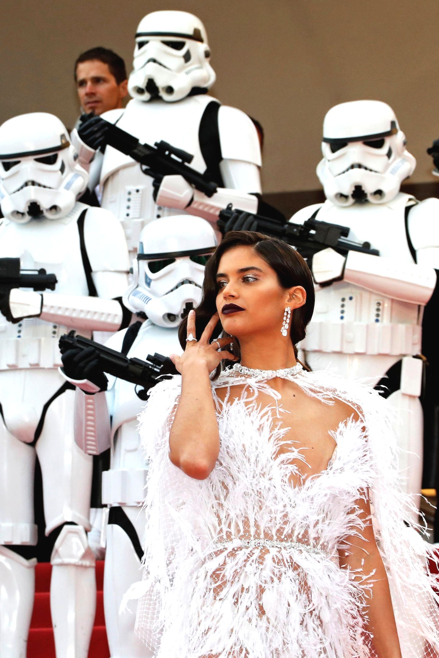 Das portugiesische Model Sara Sampaio vor Wache haltenden Sturmtruppen: Das gibt es wohl nur beim Filmfestspielen von Cannes.