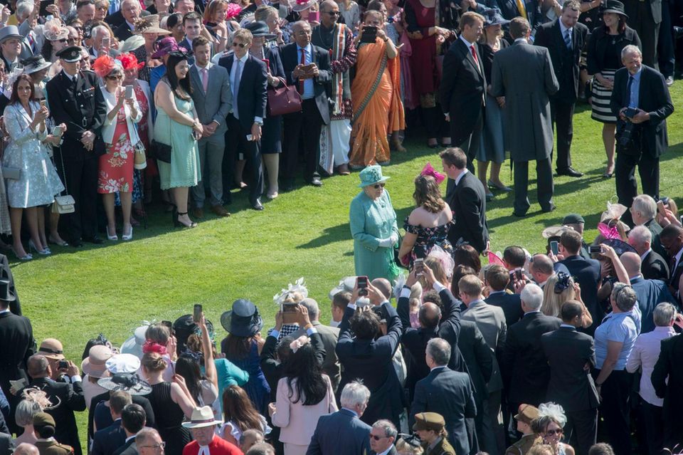 Queen Elizabeth : Die Queen mischt sich unters Volk Die Queen mischt sich unters Volk