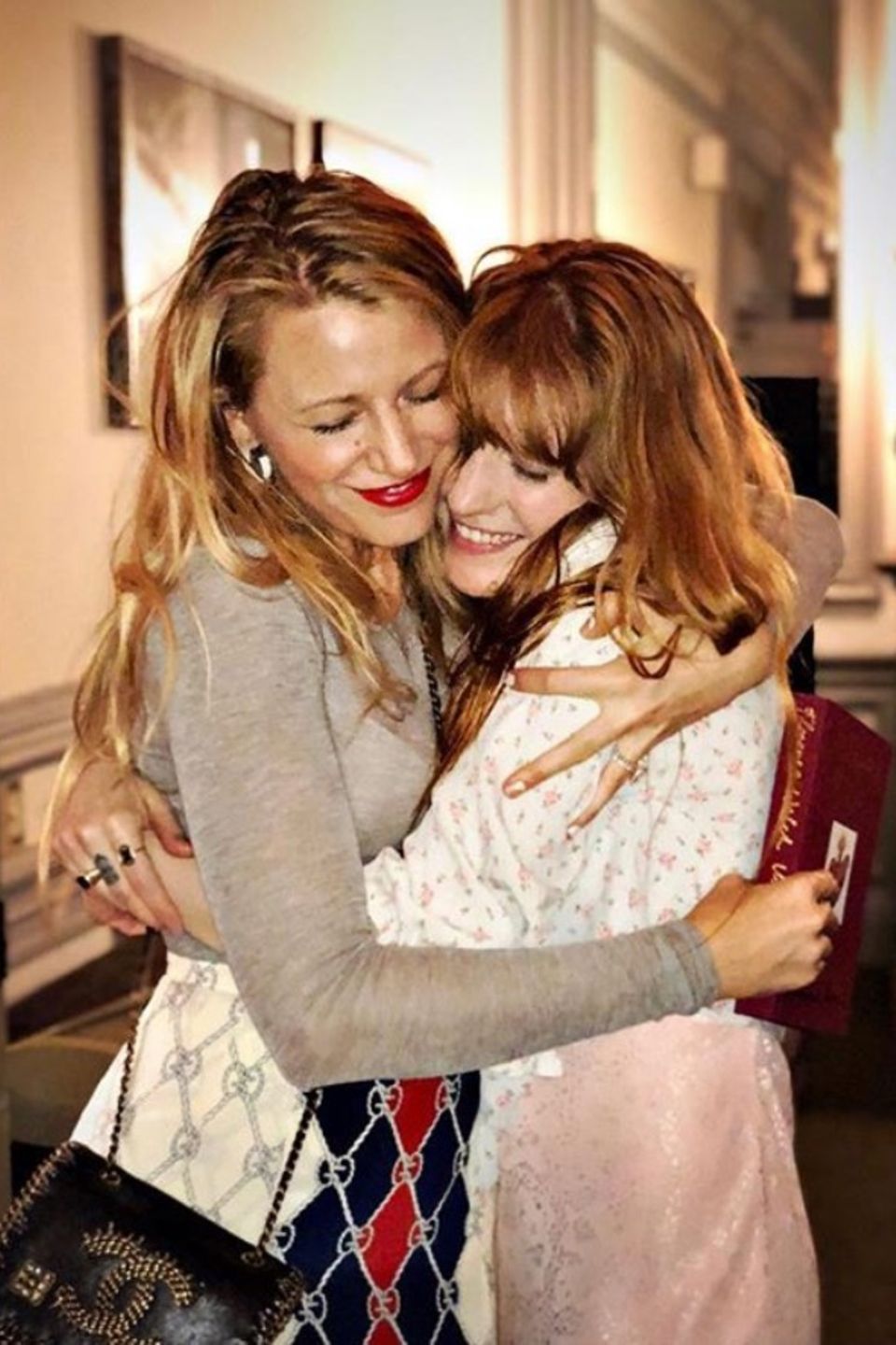Über Instagram verrät Schauspielerin Blake Lively (li.), dass sie mittlerweile über 10 Jahre mit Florence Welch befreundet ist. "Ich liebe dich Florence", postet sie, und gratuliert ihr zur tollen Performance zum neuen Album. 