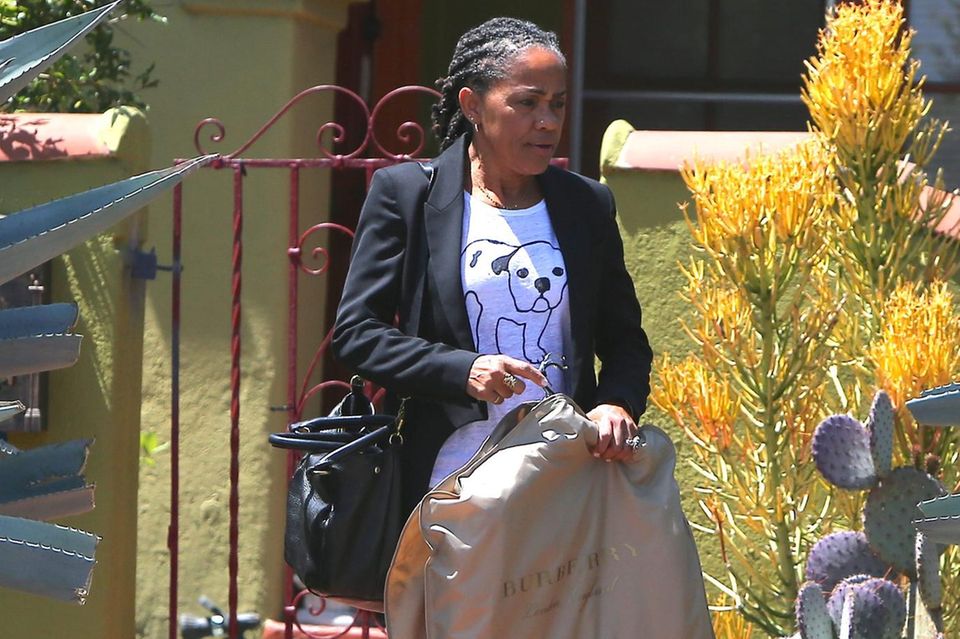 Meghan Markle : In einem bequemen Outfit und mit XXL-Kleidersack von Burberry tritt Meghan Markles Mutter Doria Ragland wenige Tage vor der Hochzeit die Reise von Los Angeles nach London an. In einem bequemen Outfit und mit XXL-Kleidersack von Burberry tritt Meghan Markles Mutter Doria Ragland wenige Tage vor der Hochzeit die Reise von Los Angeles nach London an.