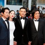 Regisseur Lee Chang-dong stellt sein neues Meisterwerk vor: "Burning". Der Film basiert auf einer Kurzgeschichte von Starautor Haruki Murakami. Mit dabei ist der "The Walking Dead"-Star Steven Yeun (2 v. l.). 