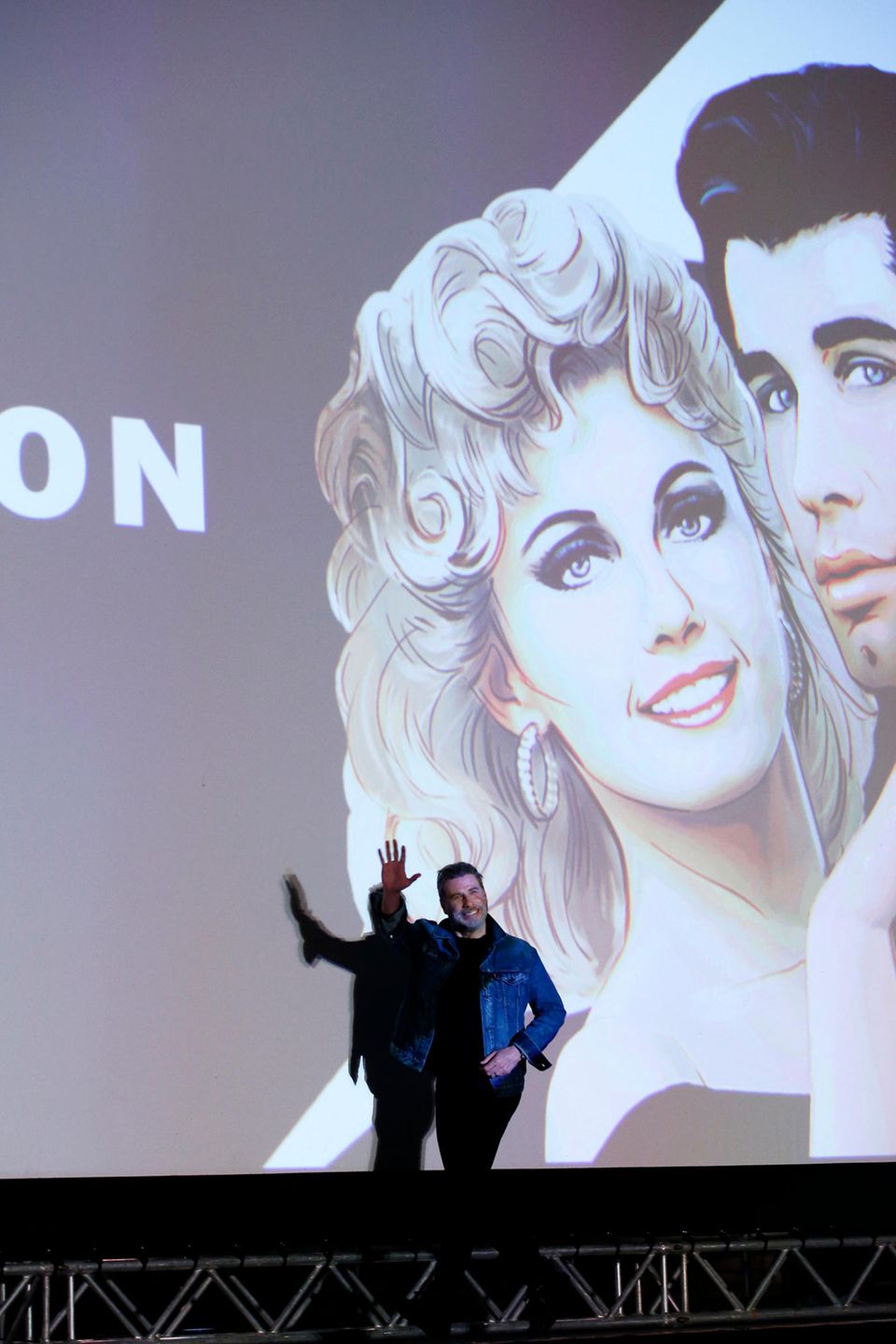 Hollywoodstar John Travolta winkt den Zuschauern zu. Am Strand von Cannes wird sein Klassiker "Grease" aufgeführt. Mehr als genug Grund zum Anlass gibt es, schließlich ist der Kultfilm 40 Jahre alt geworden.