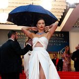Glamour pur trotz Regenwetter: Bei der Premiere von "Burning" sieht Adriana Lima im champagnerfarbenen Satin-Kleid hinreißend aus.