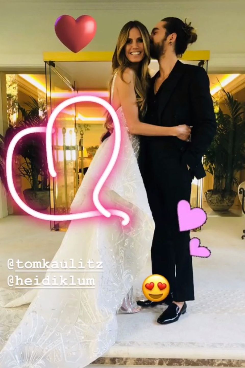 Bill Kaulitz hat das Foto von Heidi Klum und seinem Bruder Tom mit Herzen verziert. Ein klares Statement, dass der "Tokio Hotel"-Frontmann die Frau an Toms Seite akzeptiert hat. 