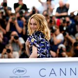 Beim Fotocall zum Film "Knife + Heart" blickt Cast-Mitglied Vanessa Paradis flüchtig über die Schulter. 