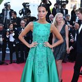 Ein schöner türkiser Farbklecks auf dem roten Teppich ist das belgische Model Jade Foret bei der Premiere von "Capharnaüm"