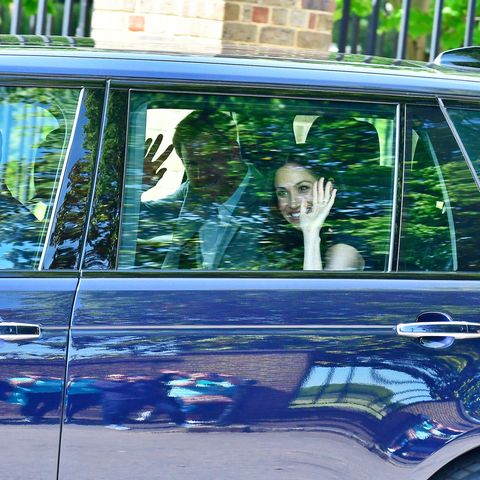 Winke, winke! Prinz Harry und Meghan Markle verlassen den Kensington Palast. Ziel: Windsor Castle. Dort geht es zur Teestunde mit Queen Elizabeth. Auch Meghans Mutter Dorial Ragland wird dabei sein