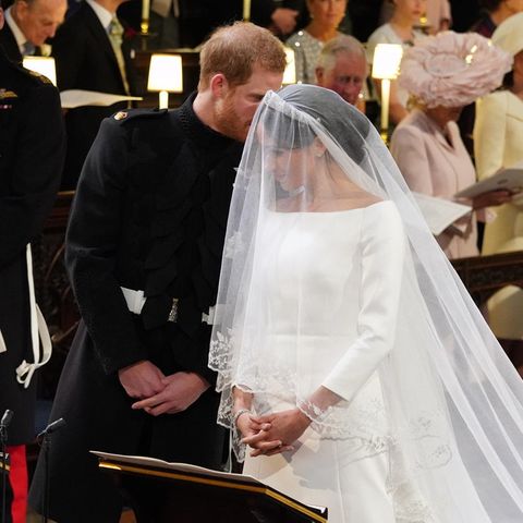 Prinz Harry flüstert etwas zu Meghan Markle