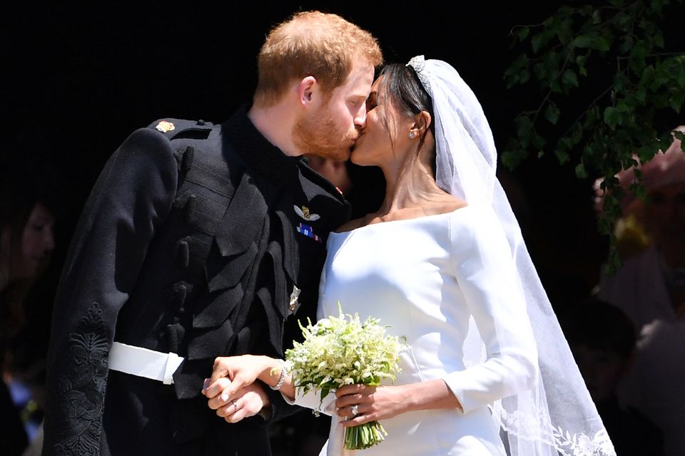 Prinz Harry + Herzogin Meghan: Nicht auf einem Balkon sondern direkt vor der Kirche küssen sich Harry und Meghan - ein bisschen zu kurz, finden die Fans. Nicht auf einem Balkon sondern direkt vor der Kirche küssen sich Harry und Meghan - ein bisschen zu kurz, finden die Fans.