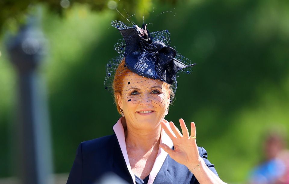 Nach der Kirche muss Sarah Ferguson sich wieder auf den Weg nach Hause machen, denn sie ist nicht zum Empfang geladen. Nach der Kirche muss Sarah Ferguson sich wieder auf den Weg nach Hause machen, denn sie ist nicht zum Empfang geladen.