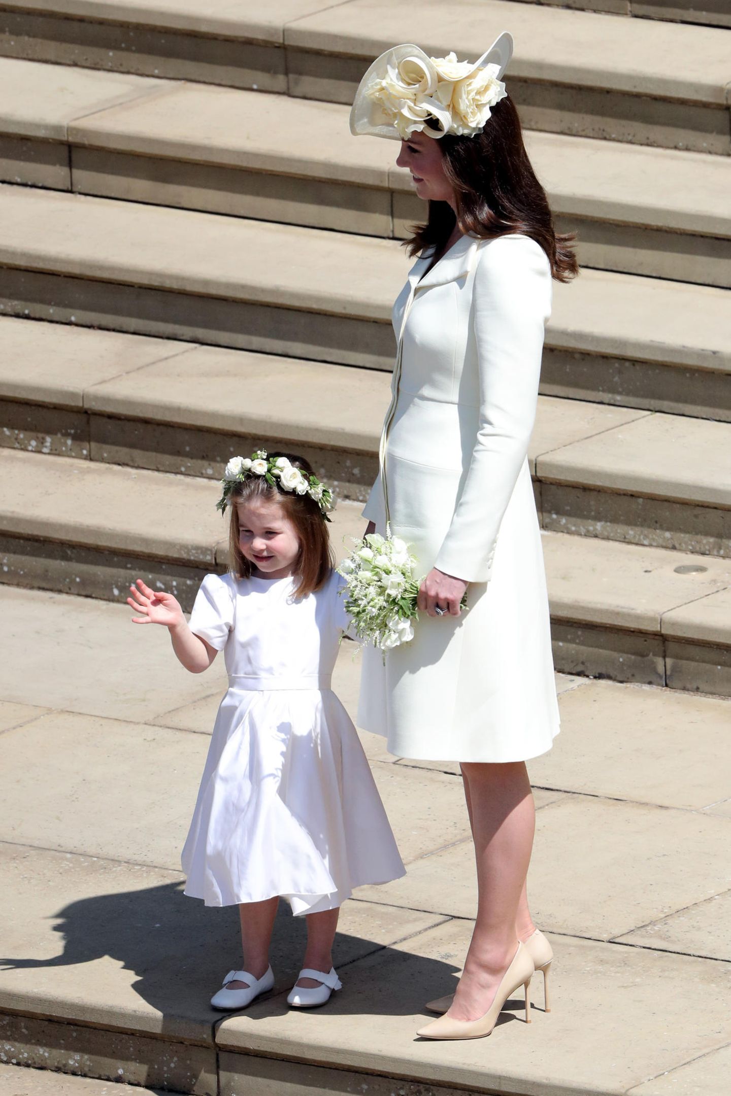 Prinzessin Charlotte und Herzogin Catherine winken bei ihrer Ankunft den wartenden Fans und der Presse. 