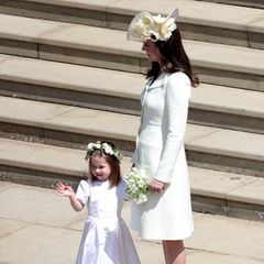 Prinzessin Charlotte und Herzogin Catherine winken bei ihrer Ankunft den wartenden Fans und der Presse. 