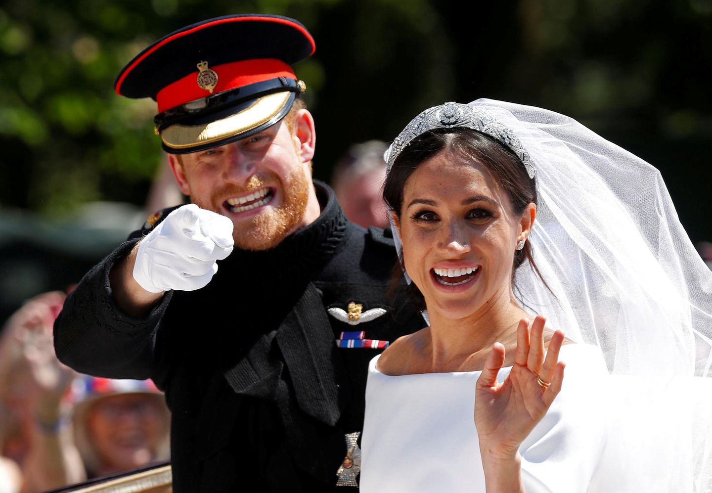 19. Mai 2018  Der große Tag ist endlich da: England feiert die Traumhochzeit von Prinz Harry und seiner Meghan Markle. Nach der Zeremonie strahlt das frisch vermählte Paar mit der Sonne um die Wette. 