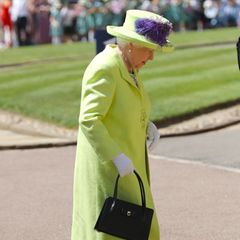 Queen Elizabeth bringt Farbe ins Spiel: Sie schlüpft in ein grellgrünes Ensemble von Hofschneider Stuart Parvin und Hutmacherin Angela Kelly.