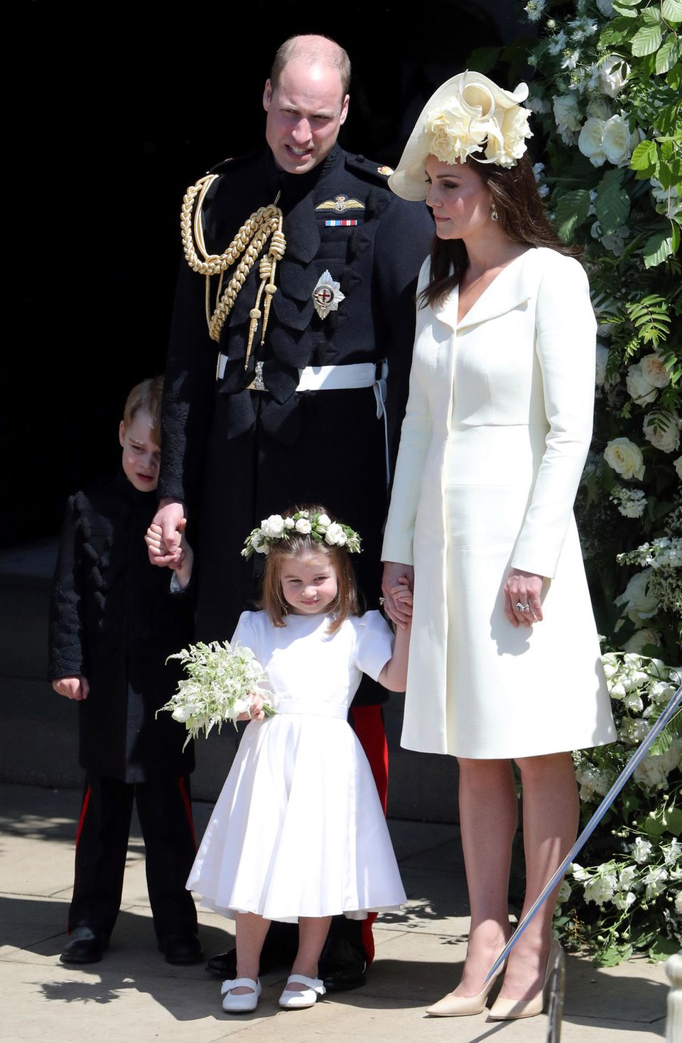 Hochzeit von Meghan Markle und Prinz Harry: Prinz George versteckt sich, während Prinzessin Charlotte das Bad in der Menge genießt Prinz George ist der Trubel um Meghan und Harry zu viel: Er versteckt sich, während Prinzessin Charlotte das Bad in der Menge genießt