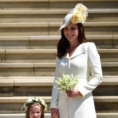 Ganz schön schlicht ist der Look, den Herzogin Catherine für die Hochzeit von Harry und Meghan aus ihrem Schrank holt. Der Mantel stammt von Alexander McQueen und hat einen klassischen Schnitt. Das Schönste daran: Er passt perfekt zu dem Kleidchen von Prinzessin Charlotte. Der Mutter-Tochter-Look ist perfekt.