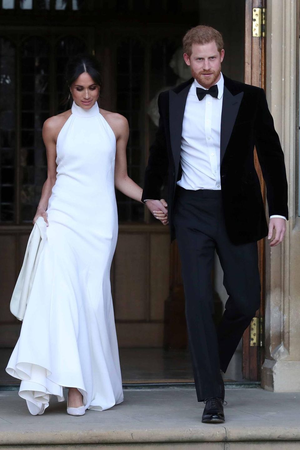Hier kommt das frischgebackene Ehepaar, Prinz Harry und Herzogin Meghan, im abendlichen Outfit.