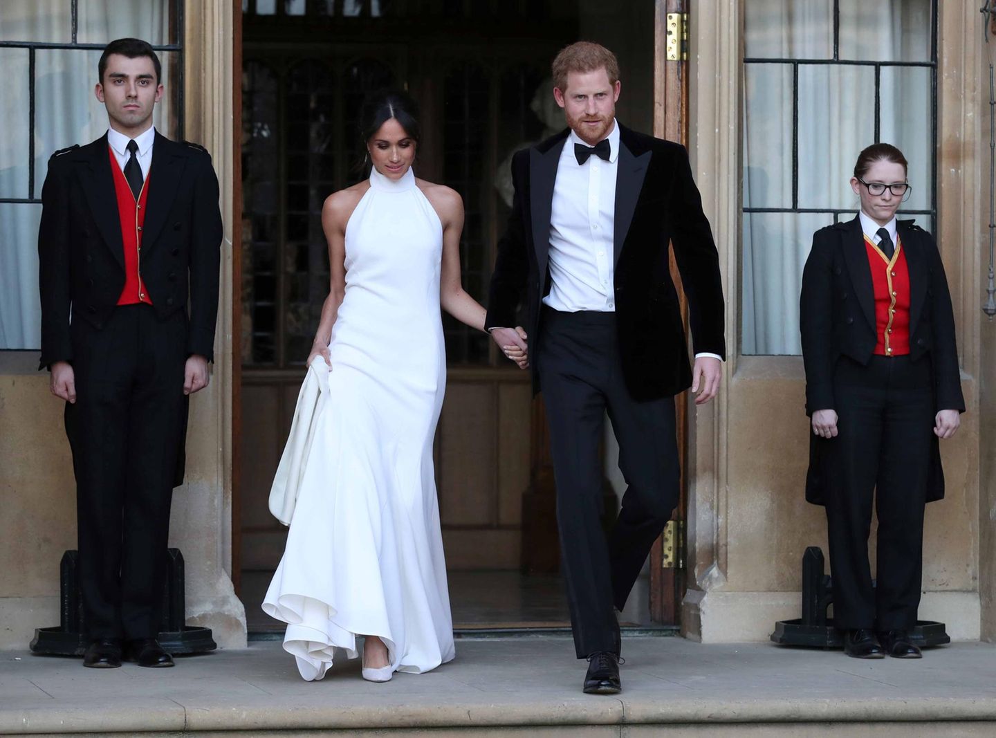 Hier kommt das frischgebackene Ehepaar, Prinz Harry und Herzogin Meghan, im abendlichen Outfit.