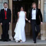 Hier kommt das frischgebackene Ehepaar, Prinz Harry und Herzogin Meghan, im abendlichen Outfit.