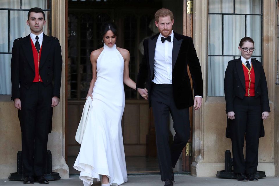 Prinz Harry + Herzogin Meghan: Hier kommt das frischgebackene Ehepaar, Prinz Harry und Herzogin Meghan, im abendlichen Outfit. Hier kommt das frischgebackene Ehepaar, Prinz Harry und Herzogin Meghan, im abendlichen Outfit.