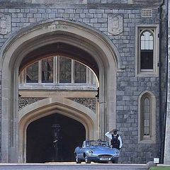 Harry und Meghan verlassen das Schloss Windsor.
