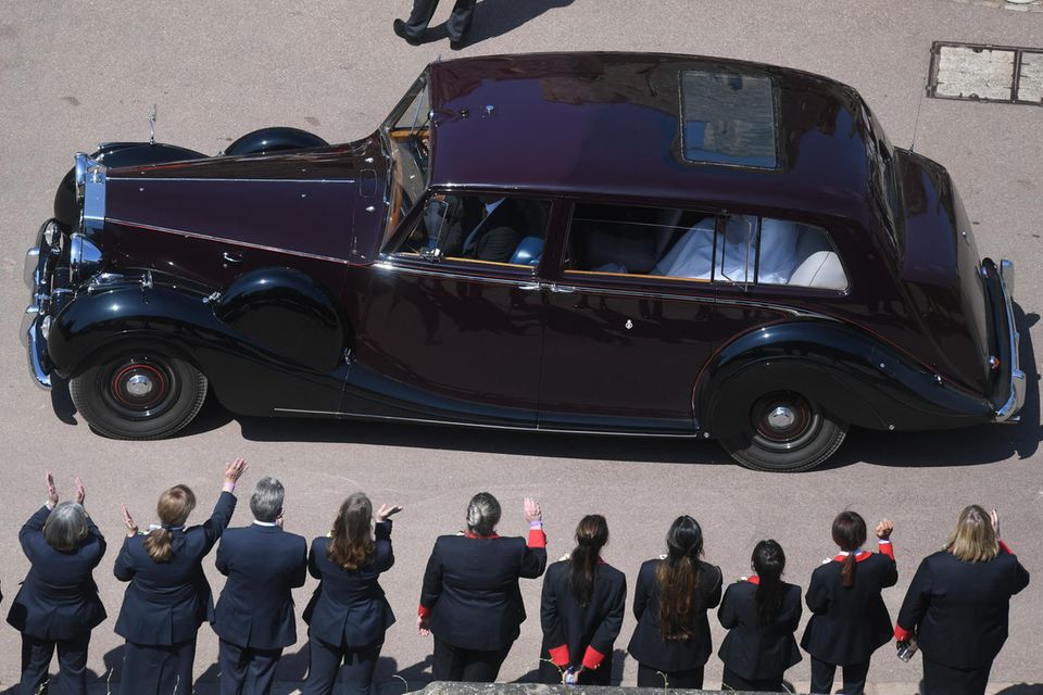 Bedienstete begrüßten den Rolls Royce mit der Braut vor der Kirche.