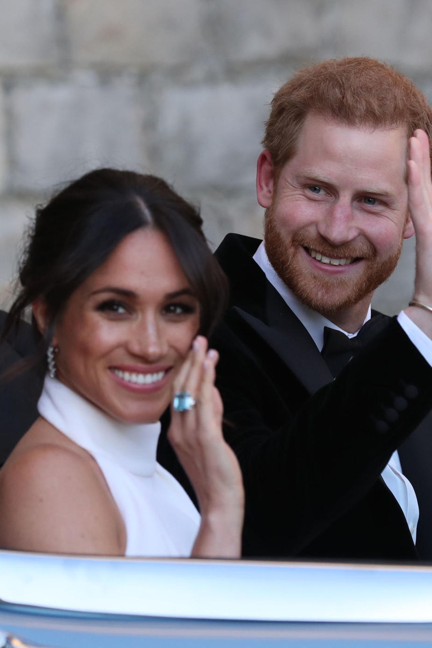 Als Meghan und Harry das Frogmore House im Oldtimer verlassen, fällt der Blick sofort auf die Hand der frisch gebackenen Herzogin. Hier glänzt ein neuer Ring.