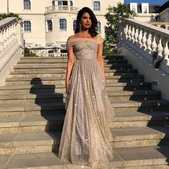 Auch Priyanka Chopra nutzt die Zeit vor der Party und die Treppen vorm Hotel, um ihren zweiten Weddinglook zu präsentieren. Im Sonnenlicht funkelt ihr Couture-Kleid von Dior besonders schön.