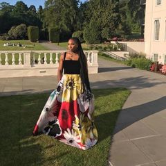 Zu der Hochzeitsparty am Abend wechselt Serena Williams in ein bodenlanges Kleid von Valentino. Eigentlich sind Fotos verboten. Doch der Platz vor ihrem Hotel ist scheinbar eine Grauzone.