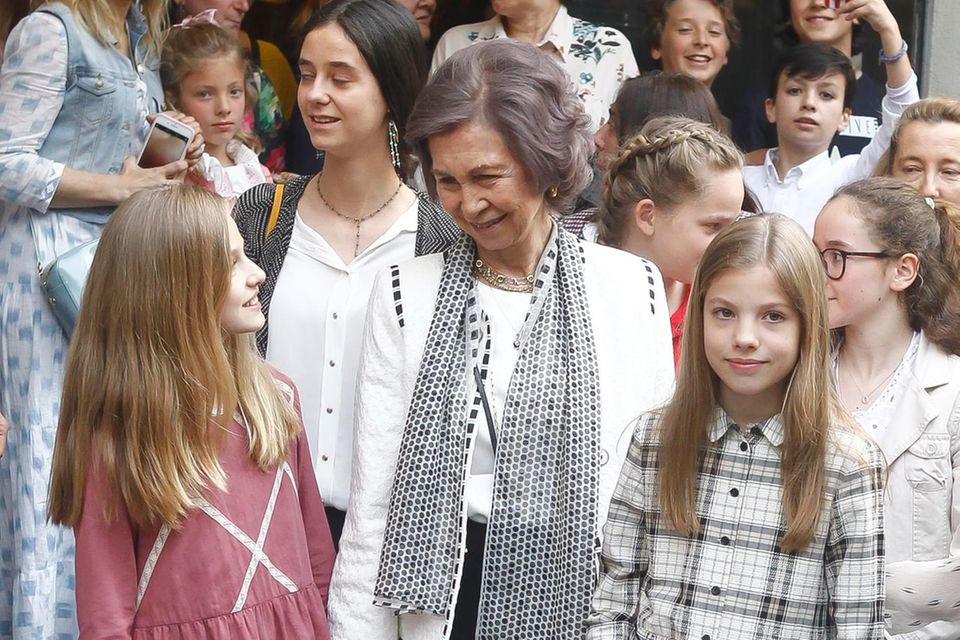 Königin Sofia + Königin Letizia: Königin Sofia und ihre Enkelin Prinzessin Leonor (links) und Sofia (rechts). Königin Sofia und ihre Enkelin Prinzessin Leonor (links) und Sofia (rechts).
