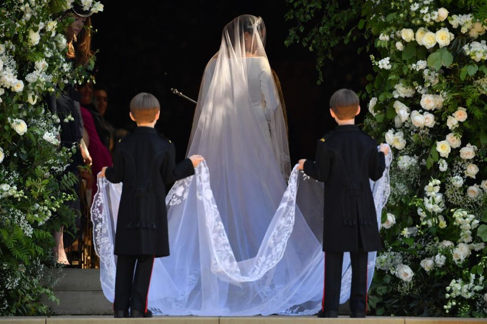 Herzogin Meghan : Bis zum Altar wird der Schleier während der Zeremonie von zwei Pagen getragen, die sich hoffentlich die Hände gewaschen haben. Dazu waren nämlich die Näherinnen angehalten, die das Prachtstück bestickt haben. Alle 30 Minuten mussten sie ihre Hände reinigen, um den Stoff nicht zu beschmutzen. Bis zum Altar wird der Schleier während der Zeremonie von zwei Pagen getragen, die sich hoffentlich die Hände gewaschen haben. Dazu waren nämlich die Näherinnen angehalten, die das Prachtstück bestickt haben. Alle 30 Minuten mussten sie ihre Hände reinigen, um den Stoff nicht zu beschmutzen.