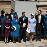 Die royalen Gäste sind bereit, dem Brautpaar zuzuwinken, das sich auf Kutschfahrt begibt.