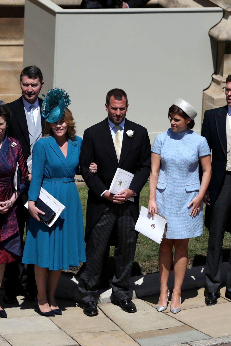 Die royalen Gäste sind bereit, dem Brautpaar zuzuwinken, das sich auf Kutschfahrt begibt. Die royalen Gäste sind bereit, dem Brautpaar zuzuwinken, das sich auf Kutschfahrt begibt.
