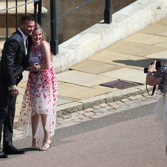 Sympathische Geste: David Beckham posiert für diverse Fotos mit Fans, die unter den Gästen sind. Wann kriegt man schon mal die Gelegenheit dazu?