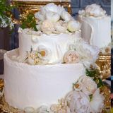 Die Hochzeitstorte  Seit Jahrhunderten wird auf königlichen Hochzeiten ein traditioneller English Fruit Cake gereicht, der für seine in Alkohol getränkten Trockenfrüchte und die klebrige Textur bekannt ist. Doch dieses Mal soll alles anders sein. Zu Harrys und Meghans Hochzeit wird ein flacher Holunderblüten- und Zitronen-Biskuit mit Buttercreme-Glasur und dekorativen frischen Pfingstrosen und Rosen gereicht, der dafür gedacht ist, direkt an Ort und Stelle gegessen zu werden. Die Frau, die dafür verantwortlich ist, ist eine ebenso unkonventionelle Wahl: Claire Ptak, eine Konditorin aus dem Londoner Osten. 