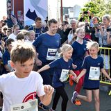 21. Mai 2018  Los geht es zum "Royal Run": Prinz Frederik ist mit dabei und umgeben von vielen Kindern, als es auf die Strecke in der dänischen Stadt Aalborg geht. Der dänische Kronprinz hat den Lauf zu seinem 50. Geburtstag landesweit ins Leben gerufen und lässt es sich nicht nehmen, selbst und mit seiner Familie anzutreten.