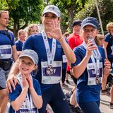 21. Mai 2018  Josephine, Mary und Isabella haben sich alle ihre Teilnehme-Medaillen abgeholt, auf denen eine große 50 prangt - schließlich wird Frederik 50 Jahre alt.