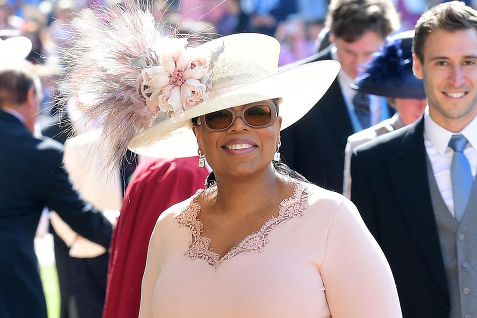 Herzogin Catherine, die Queen + Co.: Oprah Winfrey zieht alle Blicke auf ihren Hut, der mit Federn "erneuert" wurde. Oprah Winfrey zieht alle Blicke auf ihren Hut, der mit Federn "erneuert" wurde.