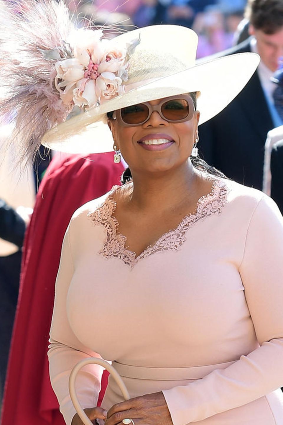 Oprah Winfrey zieht alle Blicke auf ihren Hut, der mit Federn "erneuert" wurde.