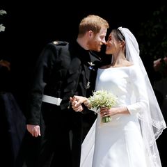 Die Dauer des ersten Kusses   Der erste öffentliche Kuss zwischen Prinz Harry und Meghan Markle vor der Kapelle dauert etwa zwei Sekunden. Demnach küssten sich Prinz Harry und Meghan Markle ähnlich lang wie Prinz William und Herzogin Kate.