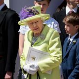 Die Botschaft hinter dem Outfit von Queen Elizabeth II.  Bei der Hochzeit von Harry und Meghan trägt die Queen ein geblümtes Kleid in grün, gelb, violett und grau mit einem limonengelben  Mantel und einen passenden Hut mit einer großen violetten Feder daran. Dazu kombiniert sie schwarze Schuhe und eine schwarze Handtasche. Queen Elizabeth ist dafür bekannt, mit ihren Outfits subtile Botschaften zu senden. Deswegen kann man davon ausgehen, dass sie sich nicht zufällig für den limonengrünen Mantel entschieden hat, den sie in der St. George's Chapel trägt. In der Farbpsychologie steht Grün für Frühling, Fruchtbarkeit und Wachstum.