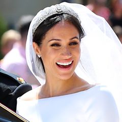 Selbst bei ihrer Hochzeit mit Prinz Harry erstrahlt Meghan Markle in natürlichem Glanz. Ihr Braut-Make-up beschränkt sich auf etwas Lidschatten, Bronzer und einen Hauch Lipgloss.