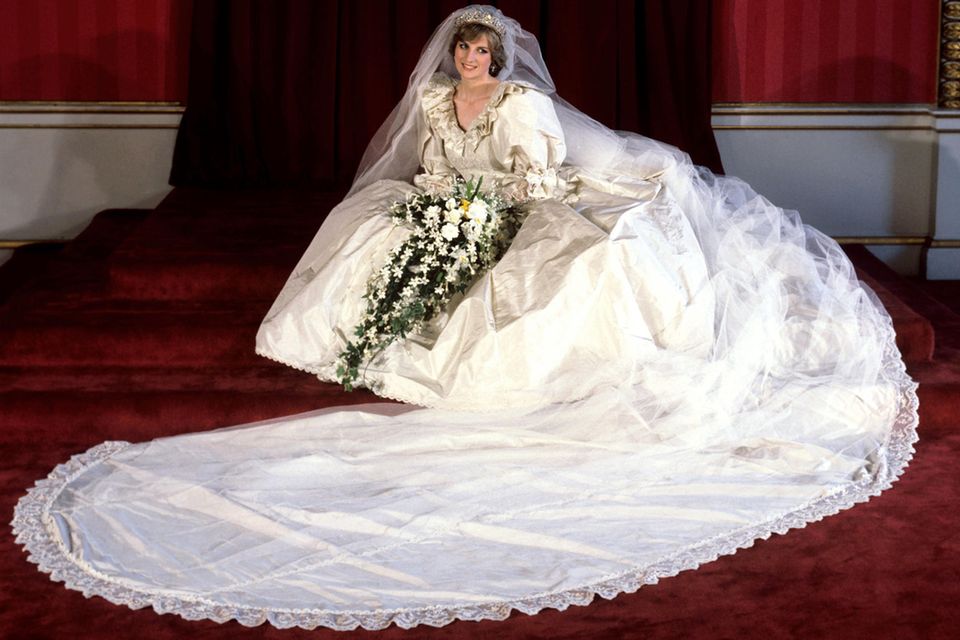 23 Meter Seide, 92 Meter Tüll – das Brautkleid von Prinzessin Diana könnte ausladender nicht sein. Sie hat es aus 50 Entwürfen der Designer David und Elizabeth Emanuel ausgesucht.