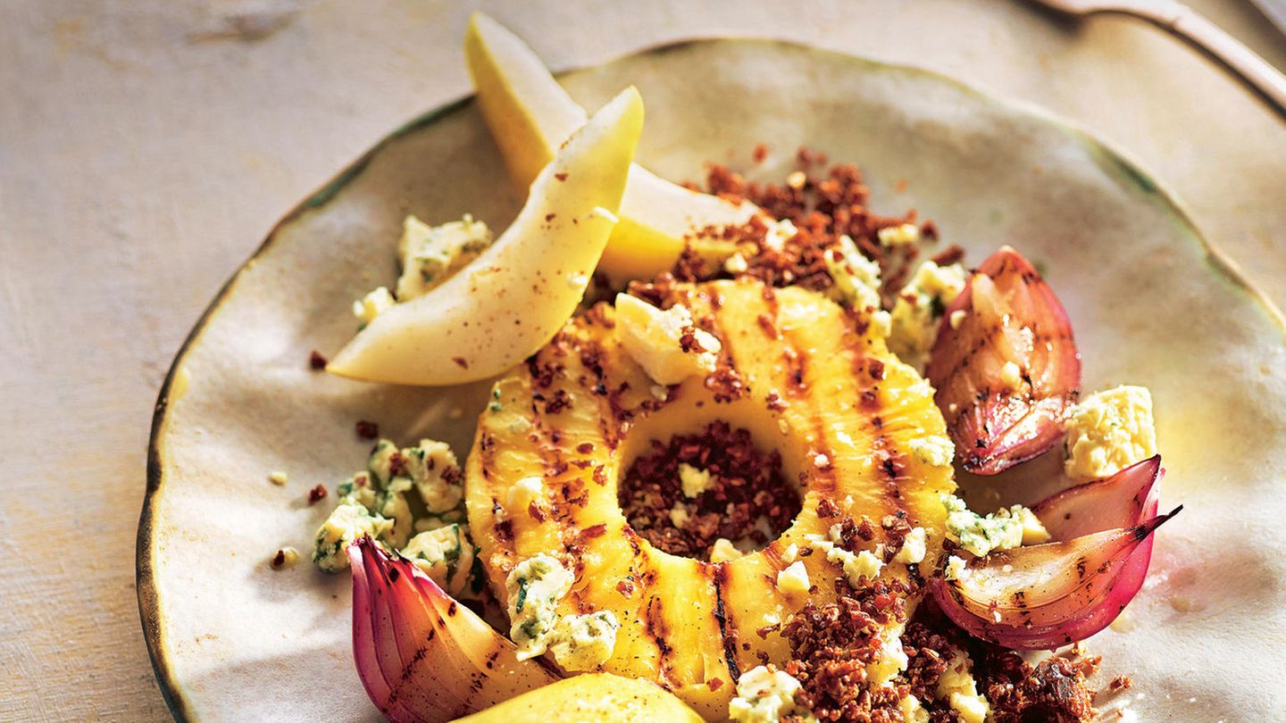 Sommerliches Dessert: Gegrillte Ananasscheiben mit Birne, Käse und ...