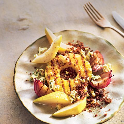 Gegrillte Ananasscheiben mit Birne, würzigem Käse und geröstetem Pumpernickel 