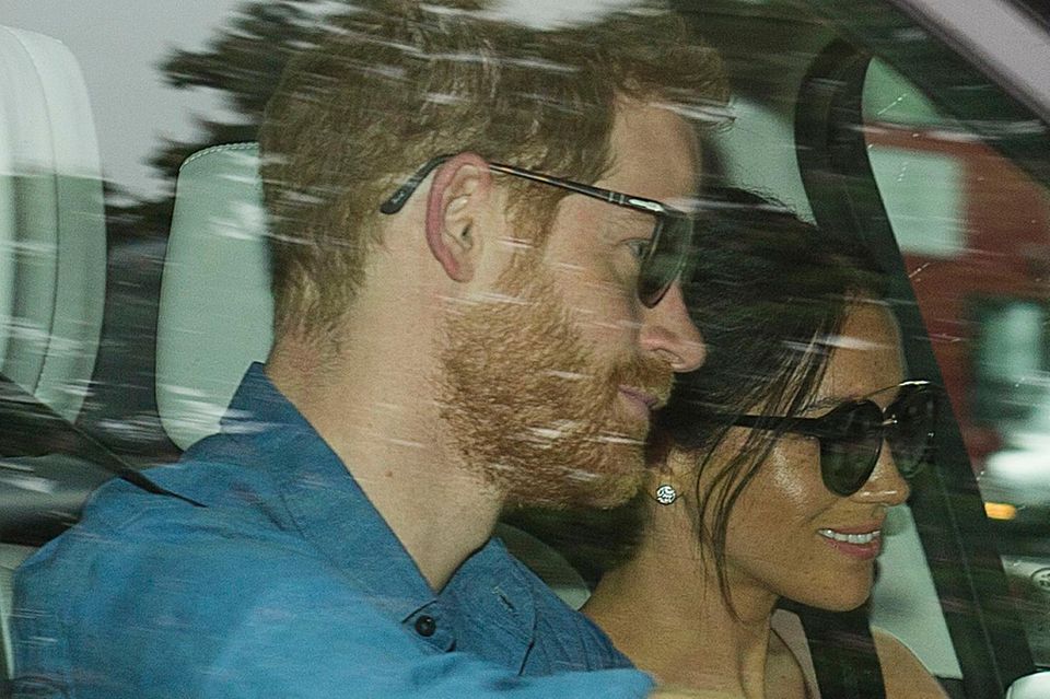 Prinz Harry + Herzogin Meghan: Beim genaueren Hinsehen fällt auf: Herzogin Meghan trägt immer noch ihre Hochzeitsohrringe von Cartier. Auch ihre Frisur erinnert sehr an den Tag ihrer Hochzeit. Bei Prinz Harry sieht man andere Spuren des großen Tages: Augenringe vom langen Feiern. Beim genaueren Hinsehen fällt auf: Herzogin Meghan trägt immer noch ihre Hochzeitsohrringe von Cartier. Auch ihre Frisur erinnert sehr an den Tag ihrer Hochzeit. Bei Prinz Harry sieht man andere Spuren des großen Tages: Augenringe vom langen Feiern.