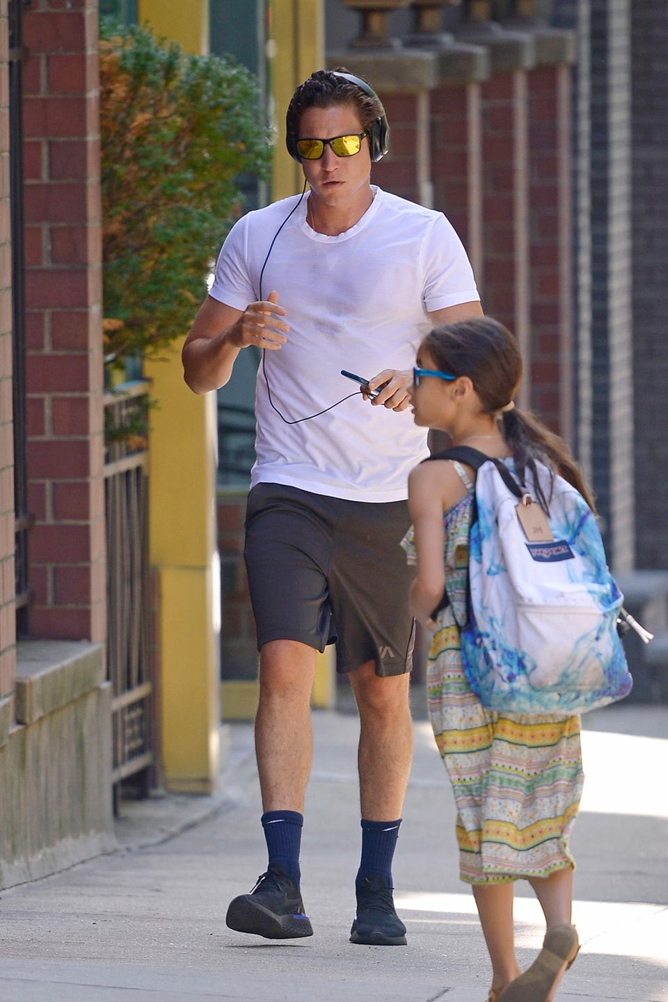 In grauer Sporthose und verschwitztem Shirt wird Vito Schnabel in New York fotografiert. Eine verspiegelte Sonnenbrille und schwarze Kopfhörer machen seinen Work-Out-Look perfekt. Seine Miene wirkt fokussiert und seine Haltung angespannt... In grauer Sporthose und verschwitztem Shirt wird Vito Schnabel in New York fotografiert. Eine verspiegelte Sonnenbrille und schwarze Kopfhörer machen seinen Work-Out-Look perfekt. Seine Miene wirkt fokussiert und seine Haltung angespannt...