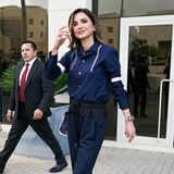 Für ihren Besuch des König Hussein Business Parks in Amman hat sich Königin Rania diese dunkelblaue Luxus-Kombi ausgesucht: Die Bluse stammt von Comme de Garςons, die zweifarbige Hose mit Knopfleiste von Cédric Charlier.