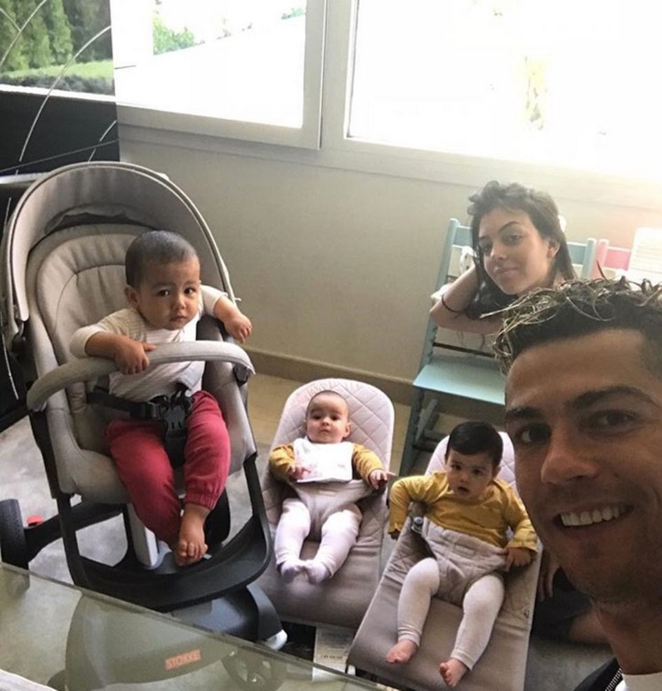 22. Mai 2018 Mit diesem zuckersüßen Familienfoto wünscht Star-Kicker Ronaldo seinen Instagram-Fans einen schönen Morgen. Die drei Kids schauen auf dem Bild allerdings noch etwas skeptisch drein. 22. Mai 2018 Mit diesem zuckersüßen Familienfoto wünscht Star-Kicker Ronaldo seinen Instagram-Fans einen schönen Morgen. Die drei Kids schauen auf dem Bild allerdings noch etwas skeptisch drein.